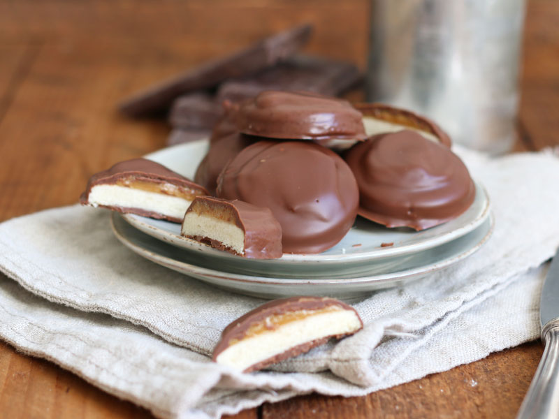 Twix Cookies with Dulce de leche | Bake to the roots