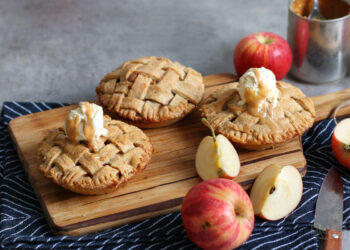Mini Caramel Apple Pies | Bake to the roots