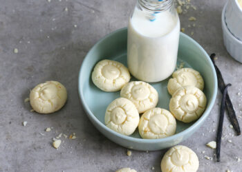 Macadamia White Chocolate Kisses | Bake to the roots
