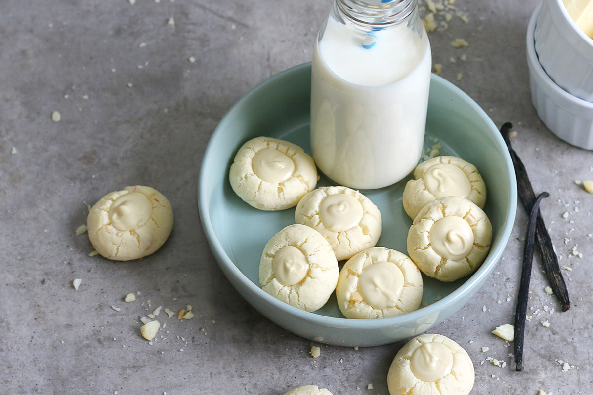 Macadamia White Chocolate Kisses | Bake to the roots