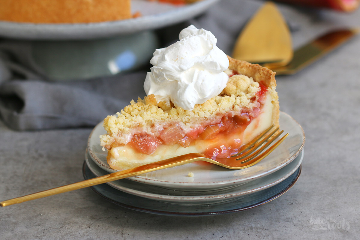 Rhabarber Erdbeere Pudding Streuselkuchen | Bake to the roots