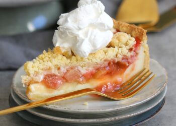 Rhabarber Erdbeere Pudding Streuselkuchen | Bake to the roots