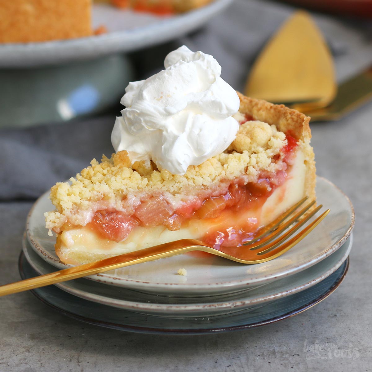 Rhabarber Erdbeere Pudding Streuselkuchen | Bake to the roots