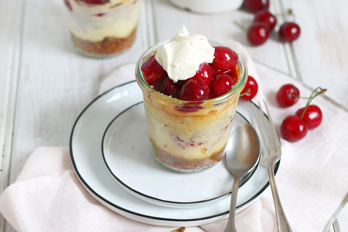 Cherry Cheesecake im Glas | Bake to the roots