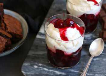 Schwarzwälder Brownie Schichtdessert | Bake to the roots