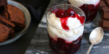 Schwarzwälder Brownie Schichtdessert | Bake to the roots