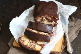 Einfacher Marmorkuchen mit Schokoglasur | Bake to the roots
