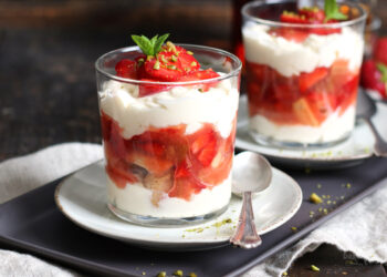 Rhabarber & Erdbeeren Tiramisu | Bake to the roots