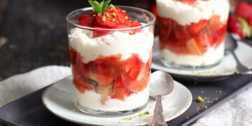 Rhabarber & Erdbeeren Tiramisu | Bake to the roots