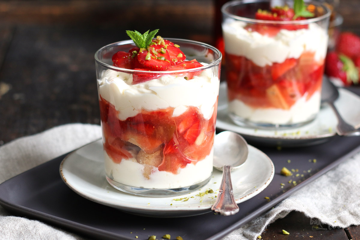 Rhabarber & Erdbeeren Tiramisu | Bake to the roots