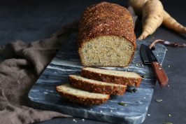 Pastinaken Kürbiskern Eiweißbrot | Bake to the roots