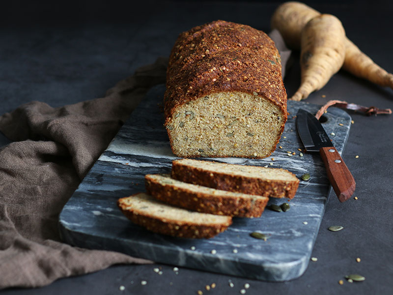 Pastinaken Kürbiskern Eiweißbrot | Bake to the roots