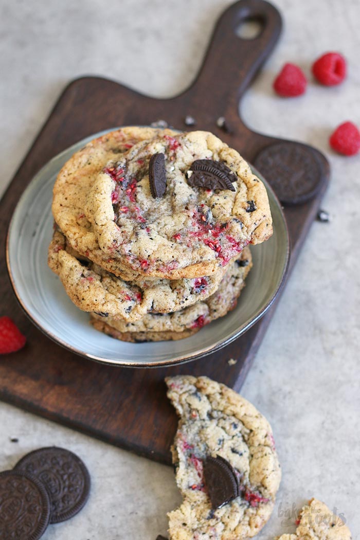 Raspberry Cookies 'n' Cream Cookies | Bake to the roots