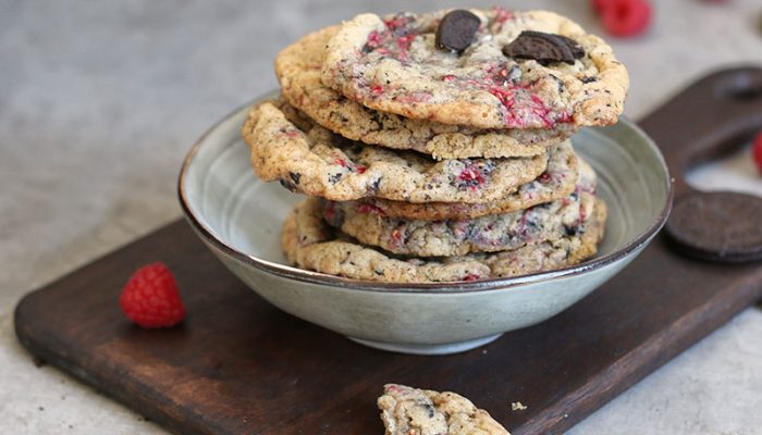 Raspberry Cookies 'n' Cream Cookies | Bake to the roots