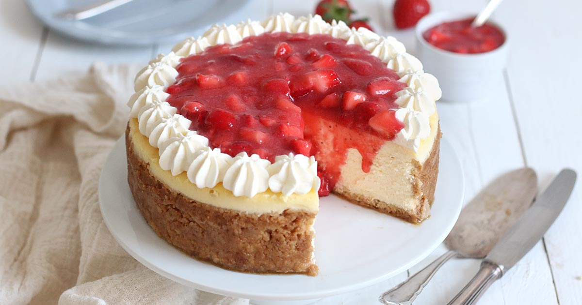 American Cheesecake mit Erdbeeren – Käsekuchen Deluxe! | Bake to the roots