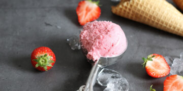 Einfaches Erdbeereis (ohne Ei) | Bake to the roots