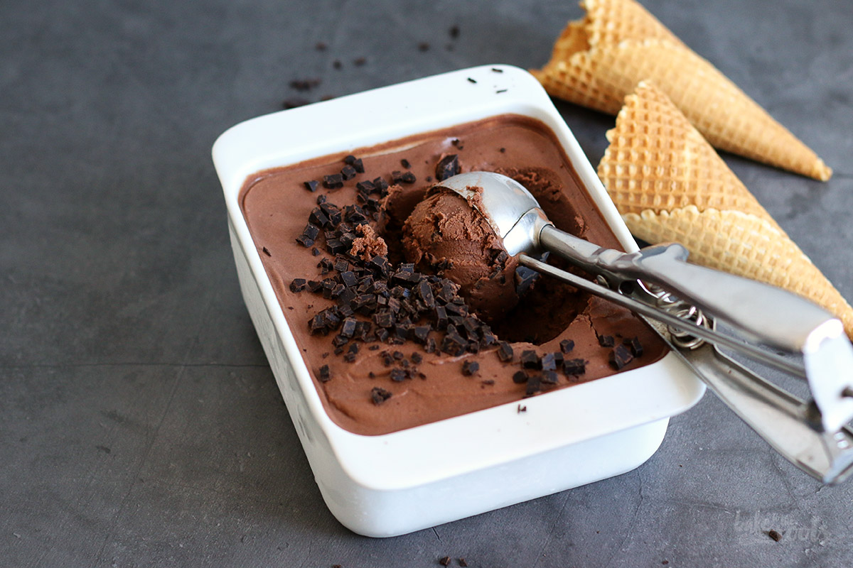Vegan Chocolate Coconut Ice Cream | Bake to the roots