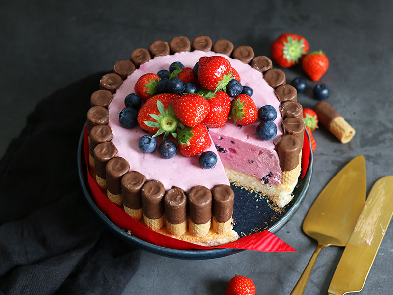 Erdbeeren Blaubeeren Charlotte | Bake to the roots