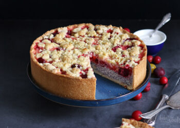 Mirabellen Mohn Streuselkäsekuchen | Bake to the roots