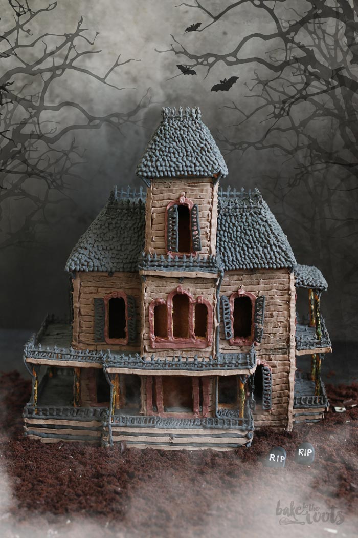 Halloween Hounted Gingerbread House | Bake to the roots