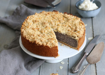 Klassischer Mohnstreuselkuchen | Bake to the roots