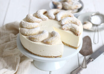 No-Bake Vanillekipferl Cheesecake | Bake to the roots
