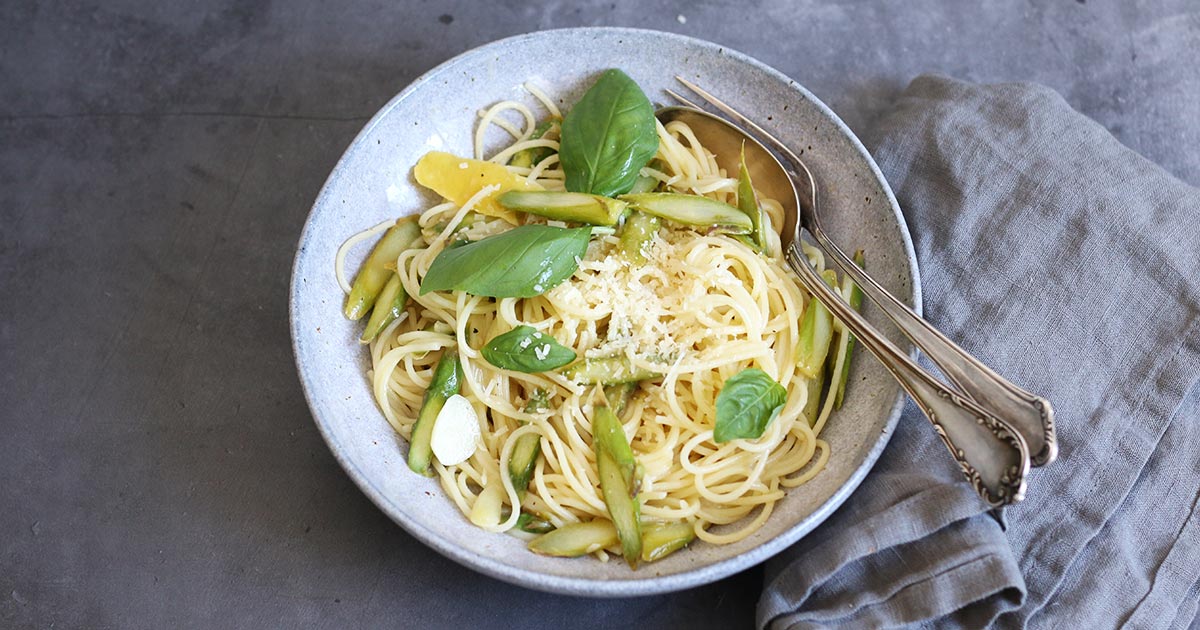 Spaghetti mit grünem Spargel und Zitrone | Bake to the roots