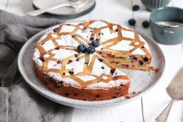 Einfacher Joghurt Beeren Kuchen | Bake to the roots