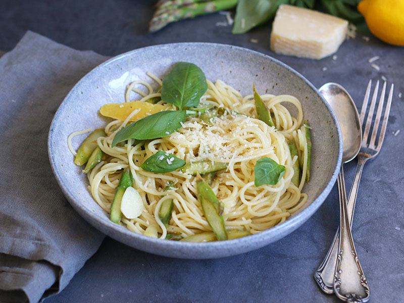 Spaghetti mit grünem Spargel und Zitrone