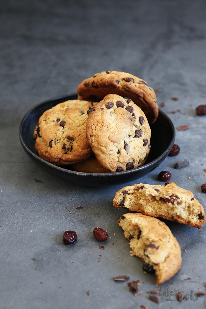 Chunky Cranberry Chocolate Chip Cookies | Bake to the roots
