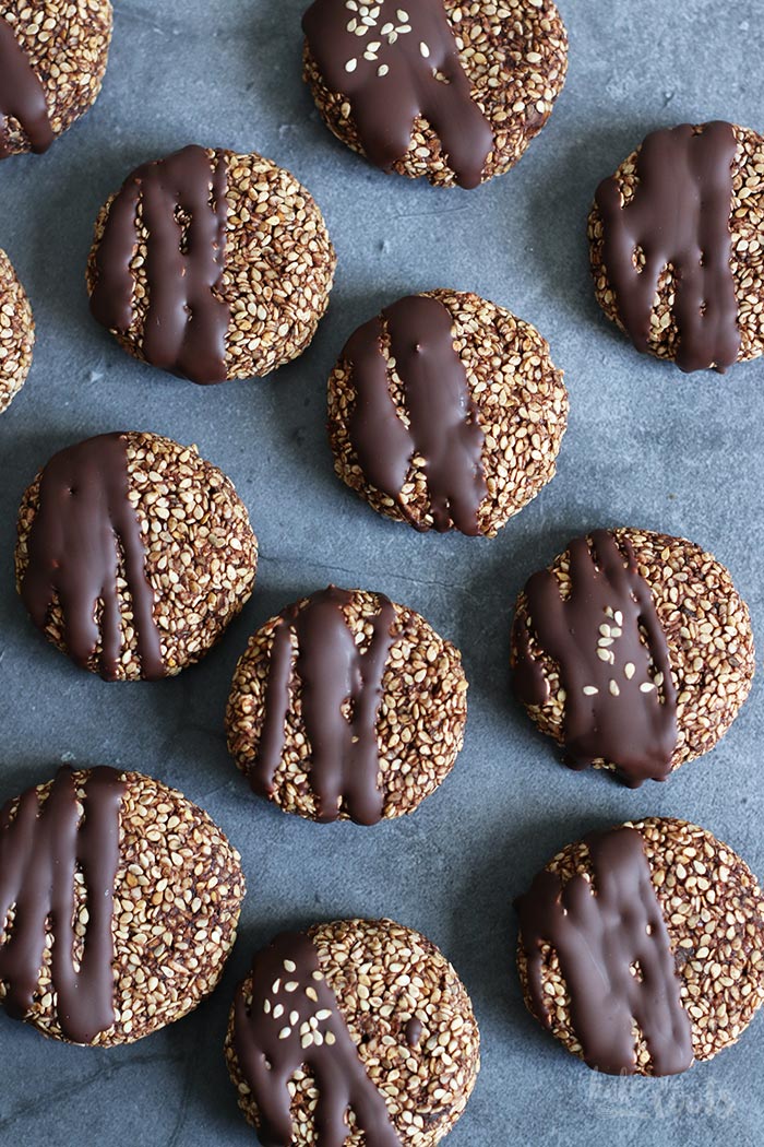 Chocolate Date Sesame Cookies (vegan & free of white sugar)