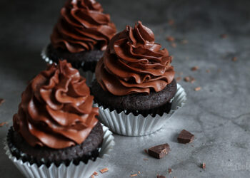 Chocoholic Chocolate Cupcakes | Bake to the roots