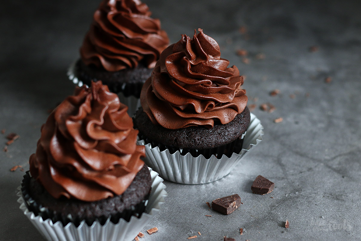 Chocoholic Chocolate Cupcakes | Bake to the roots