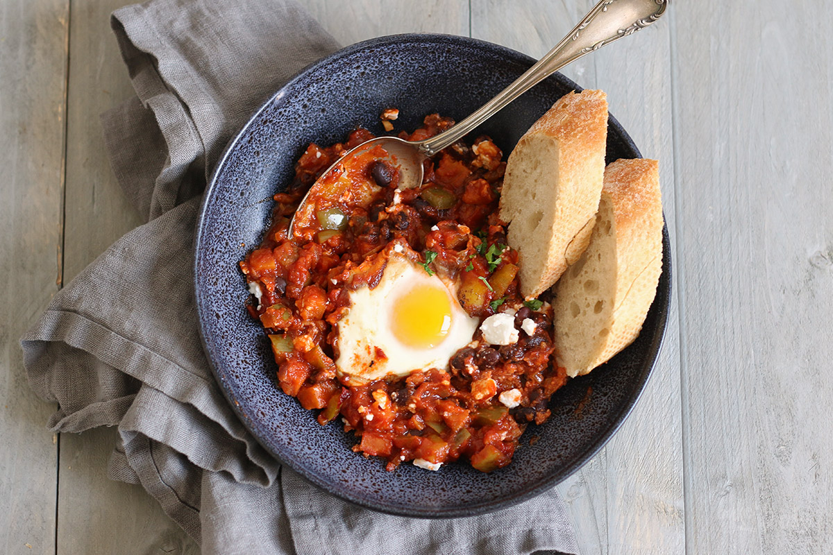 Shakshuka mit Schwarzen Bohnen | Bake to the roots