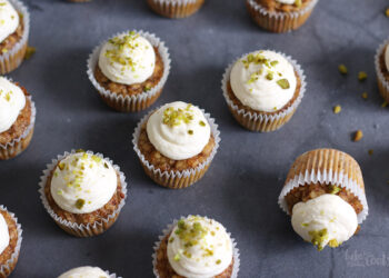 Mini Carrot Cake Cupcakes (zuckerfrei & glutenfrei) | Bake to the roots