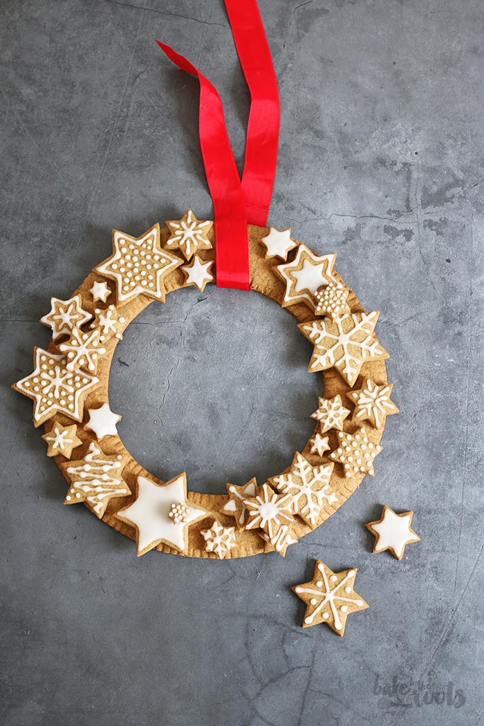 Gingerbread Christmas Wreath | Bake to the roots