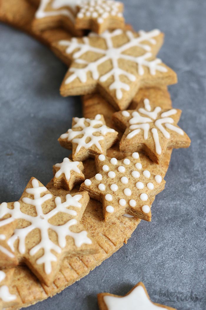 Gingerbread Christmas Wreath | Bake to the roots