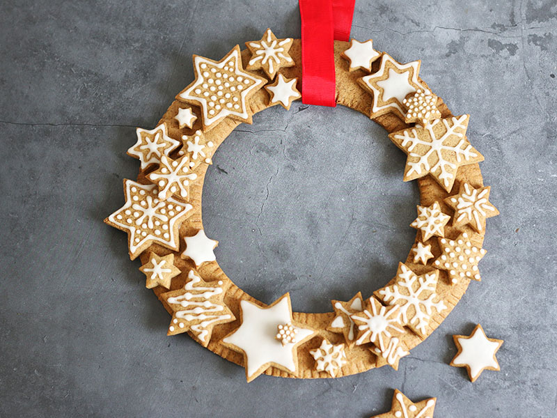 Gingerbread Cookie Christmas Wreath | Bake to the roots