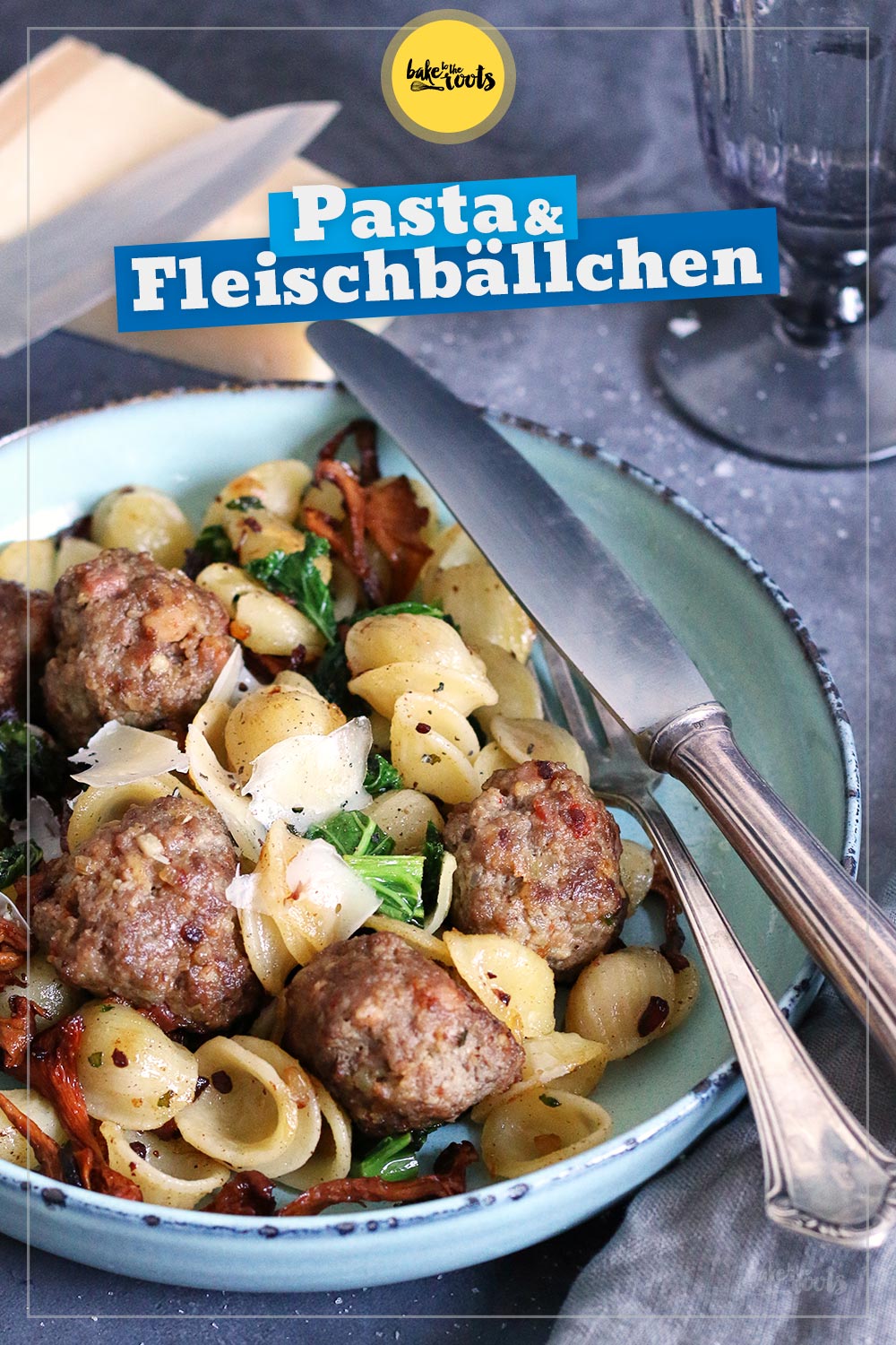 Pasta mit Fleischbällchen, Pilzen & Grünkohl | Bake to the roots