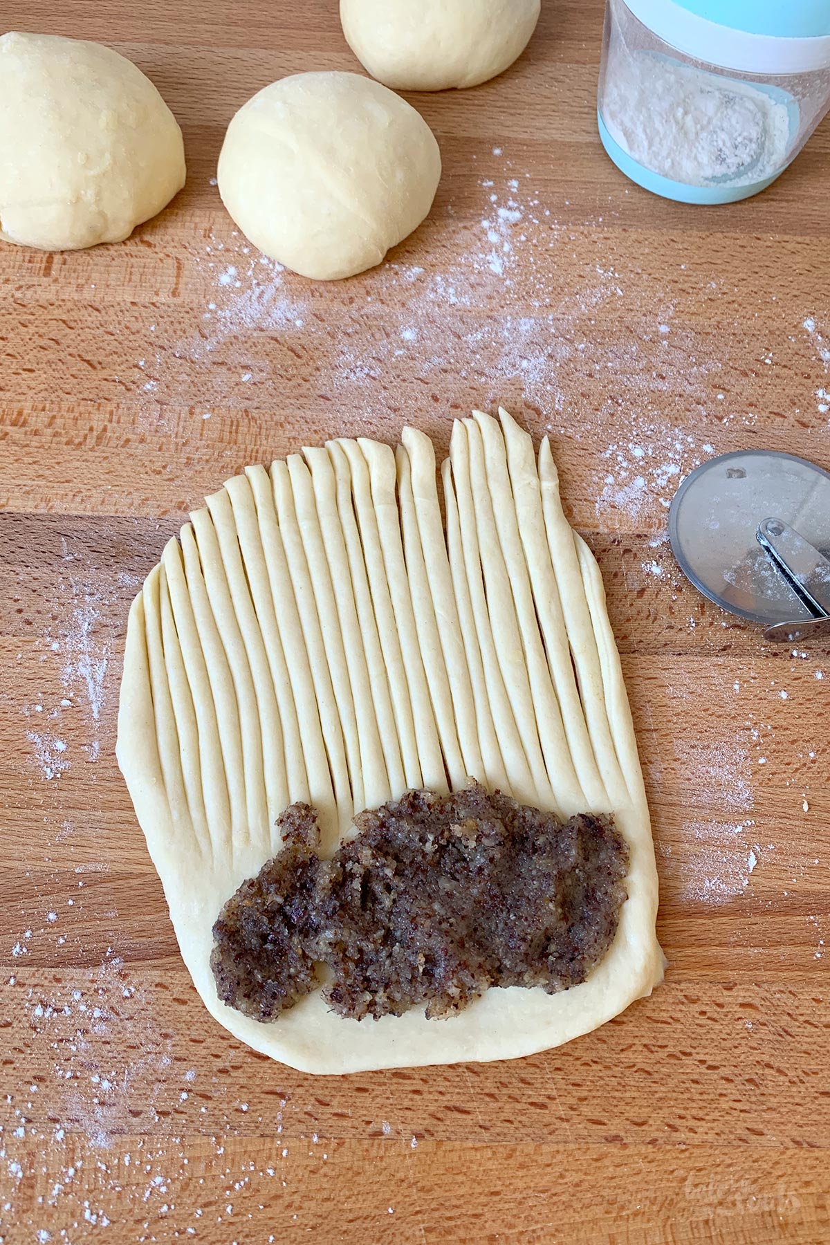 Haselnuss Wollknäuel Brot | Bake to the roots