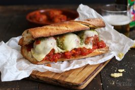 Meatball Sandwiches (Subs) mit Tomatensoße und Pesto | Bake to the roots