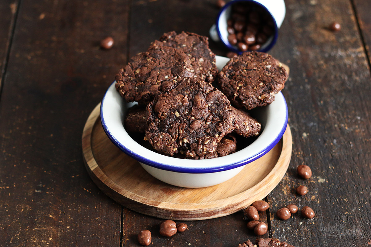 Chocolate Oatmeal Raisin "Smash" Cookies | Bake to the roots
