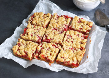 Rhabarber Streusel Shortbread Bars | Bake to the roots