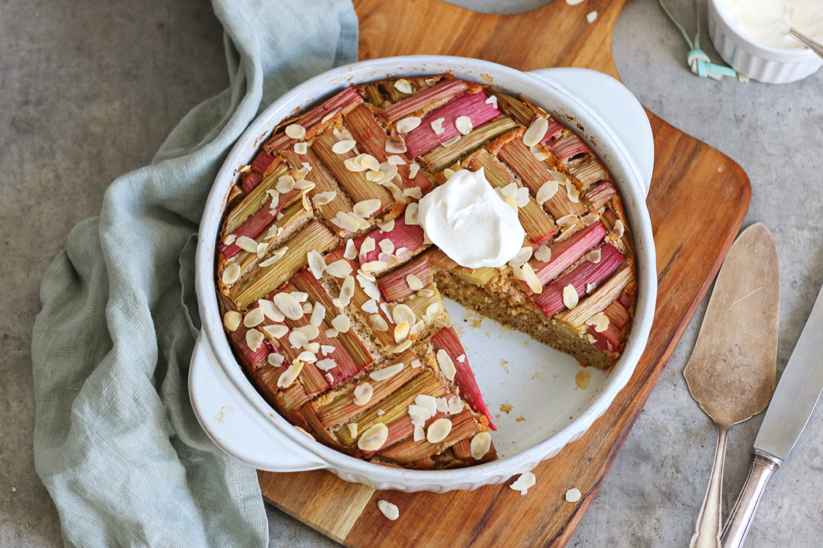 Einfacher Rhabarberkuchen (zuckerfrei) | Bake to the roots