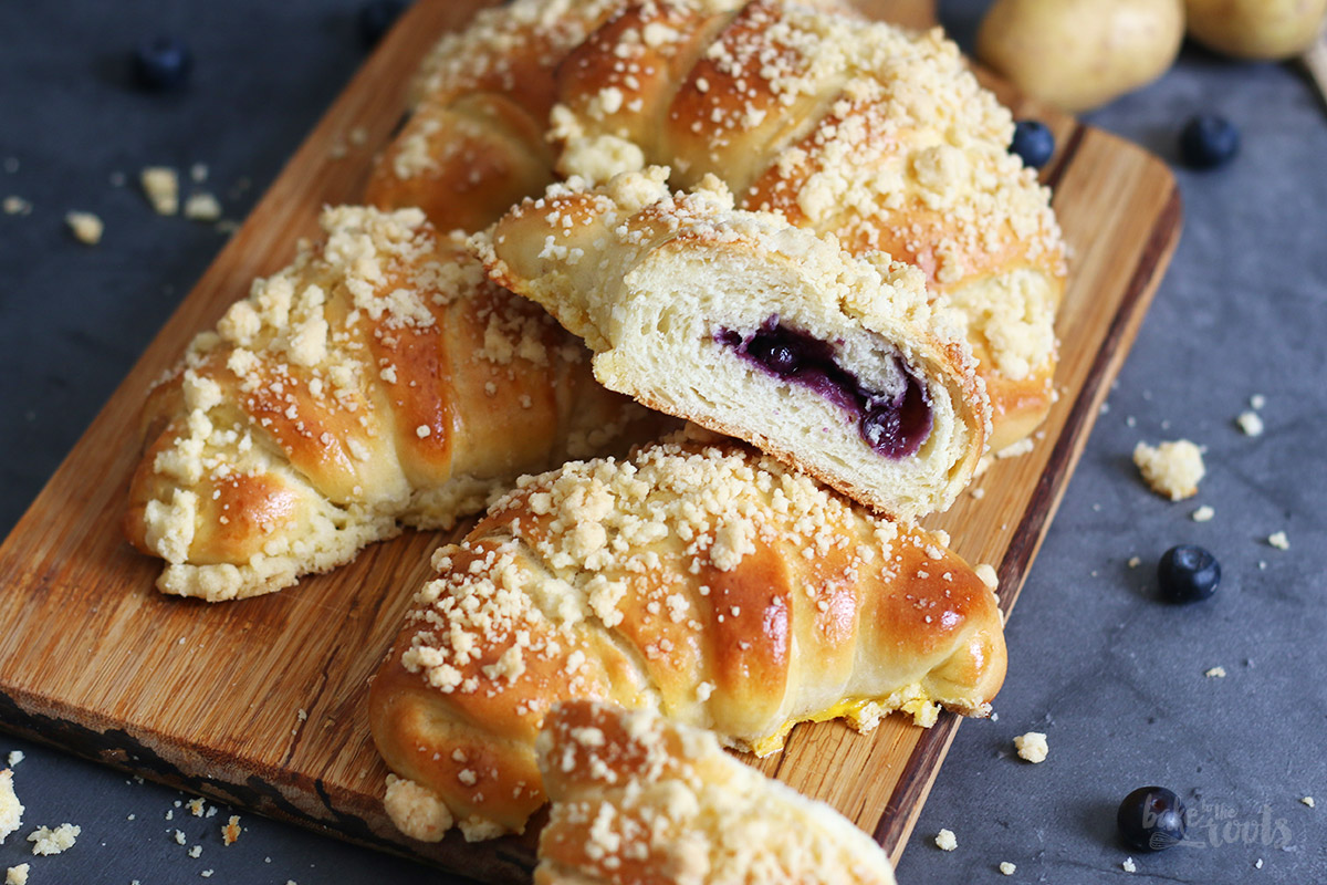 Kartoffel Hörnchen mit Blaubeeren & Streuseln | Bake to the roots