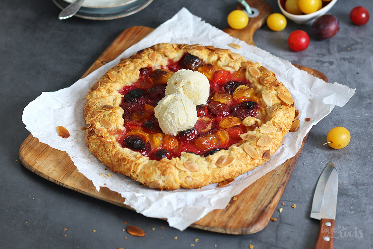 Einfache Galette mit bunten Pflaumen | Bake to the roots