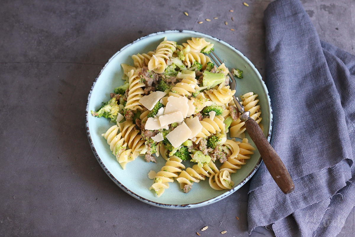 Fusilloni mit Brokkoli Salsiccia Bolognese | Bake to the roots