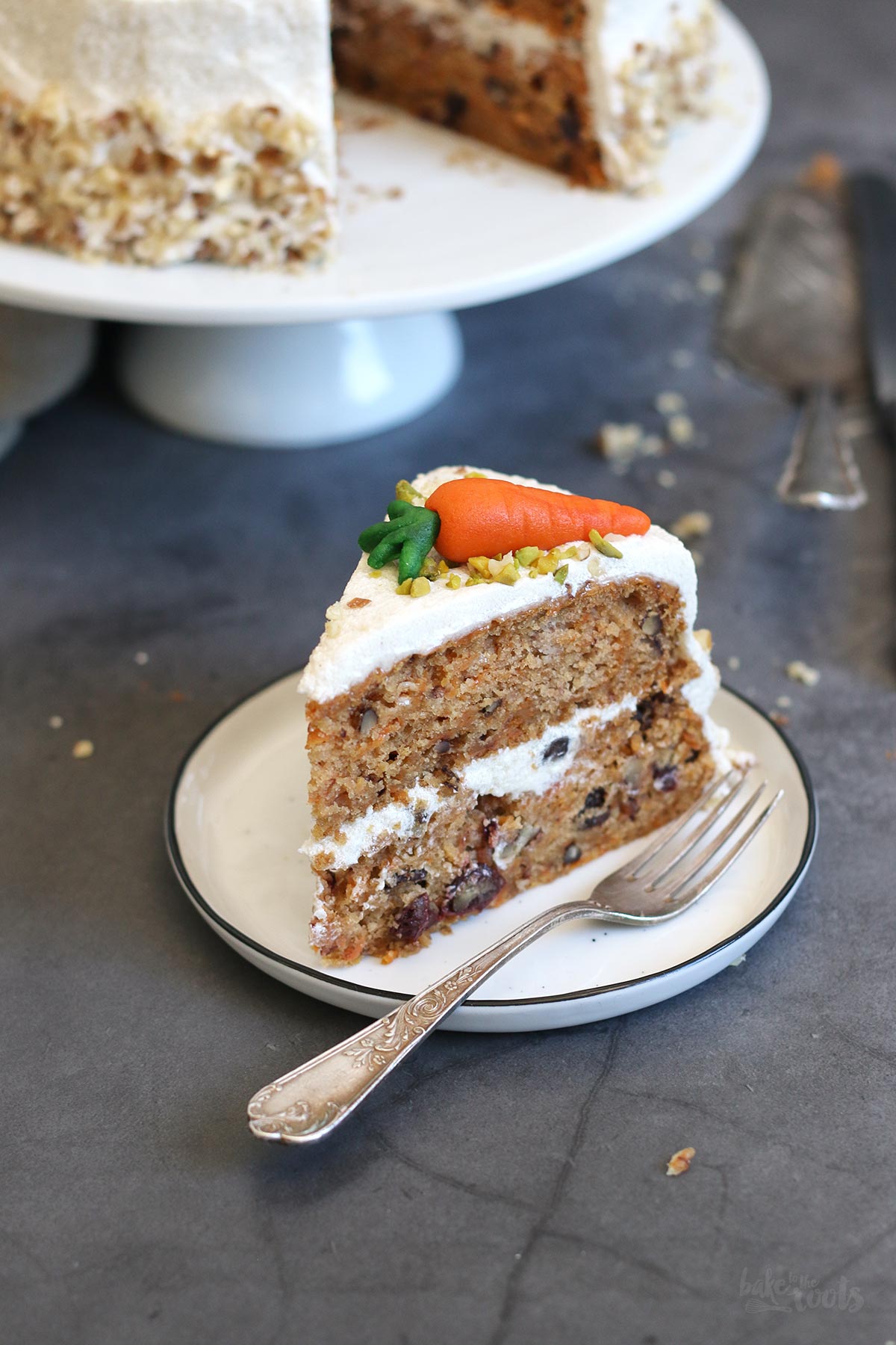 Veganer Carrot Cake mit "Cream Cheese" Frosting | Bake to the roots