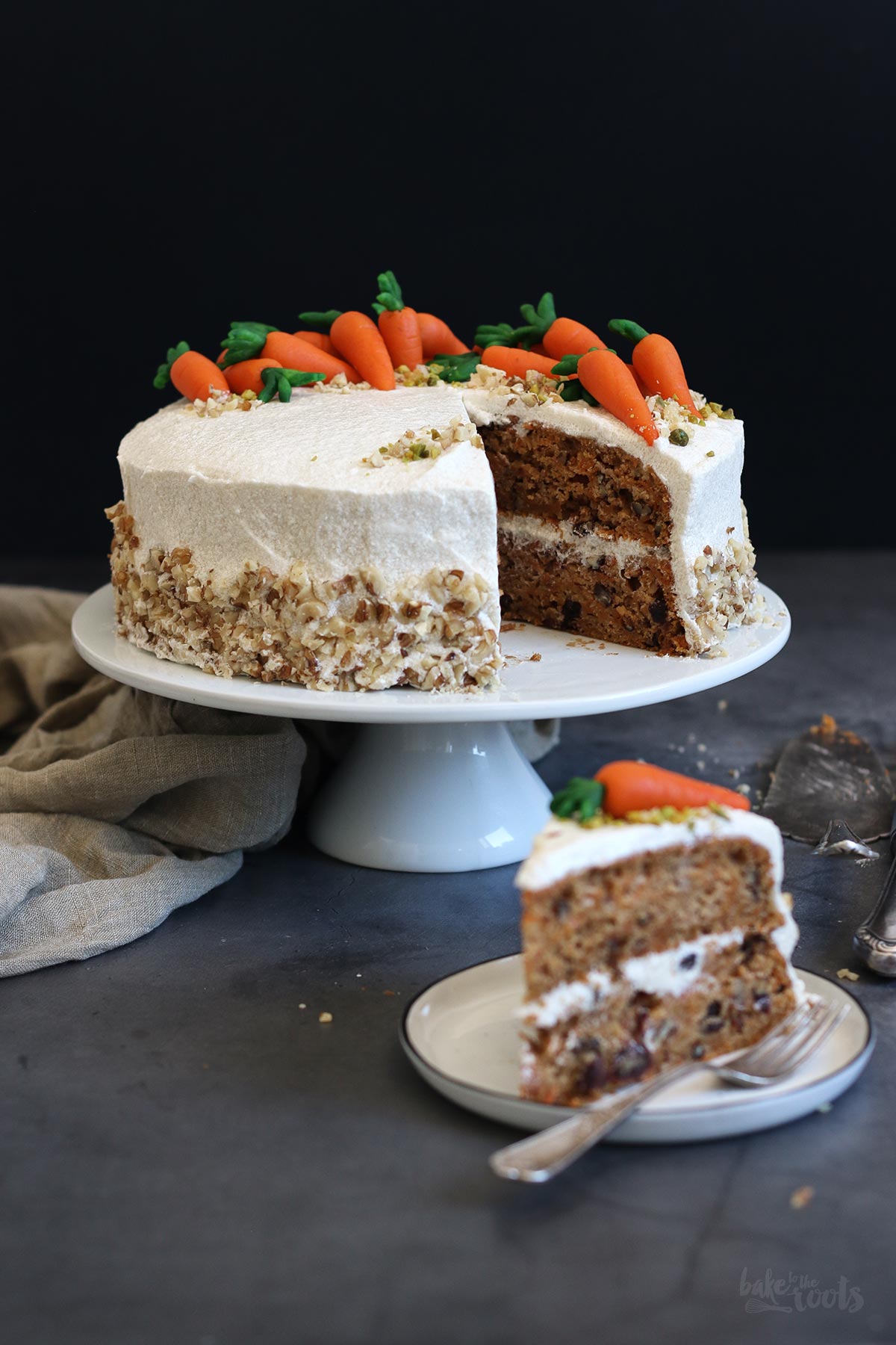Veganer Carrot Cake mit "Cream Cheese" Frosting | Bake to the roots