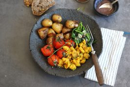 Vegane Breakfast Bowl mit veganem Rührei | Bake to the roots